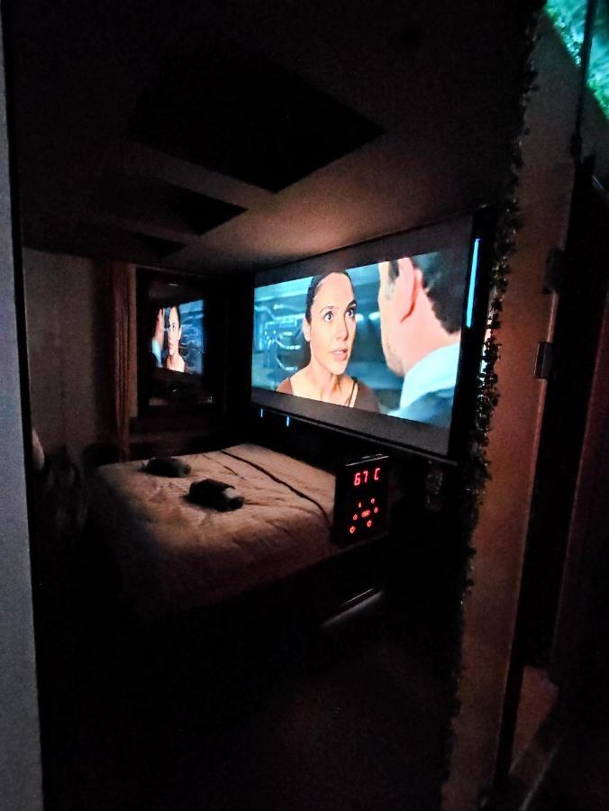 Smart Luxury Penthouse Suites - Private Sauna, Hot-Tub, Home Cinema At The Best Location In 斯科普里 外观 照片