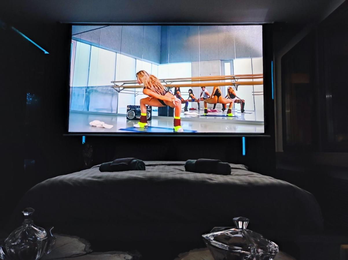 Smart Luxury Penthouse Suites - Private Sauna, Hot-Tub, Home Cinema At The Best Location In 斯科普里 外观 照片