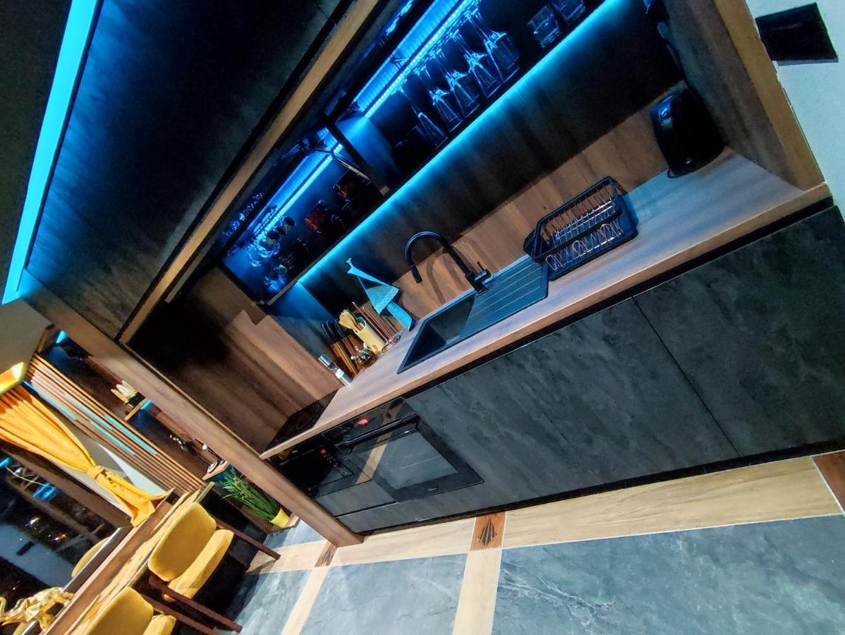 Smart Luxury Penthouse Suites - Private Sauna, Hot-Tub, Home Cinema At The Best Location In 斯科普里 外观 照片